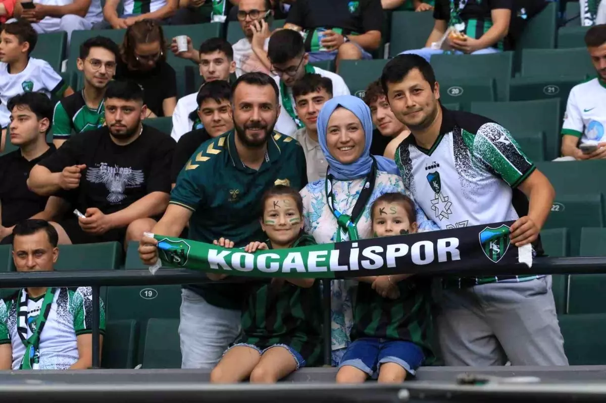 Bayhan, Kocaelispor Taraftarına Mini Konser Verdi