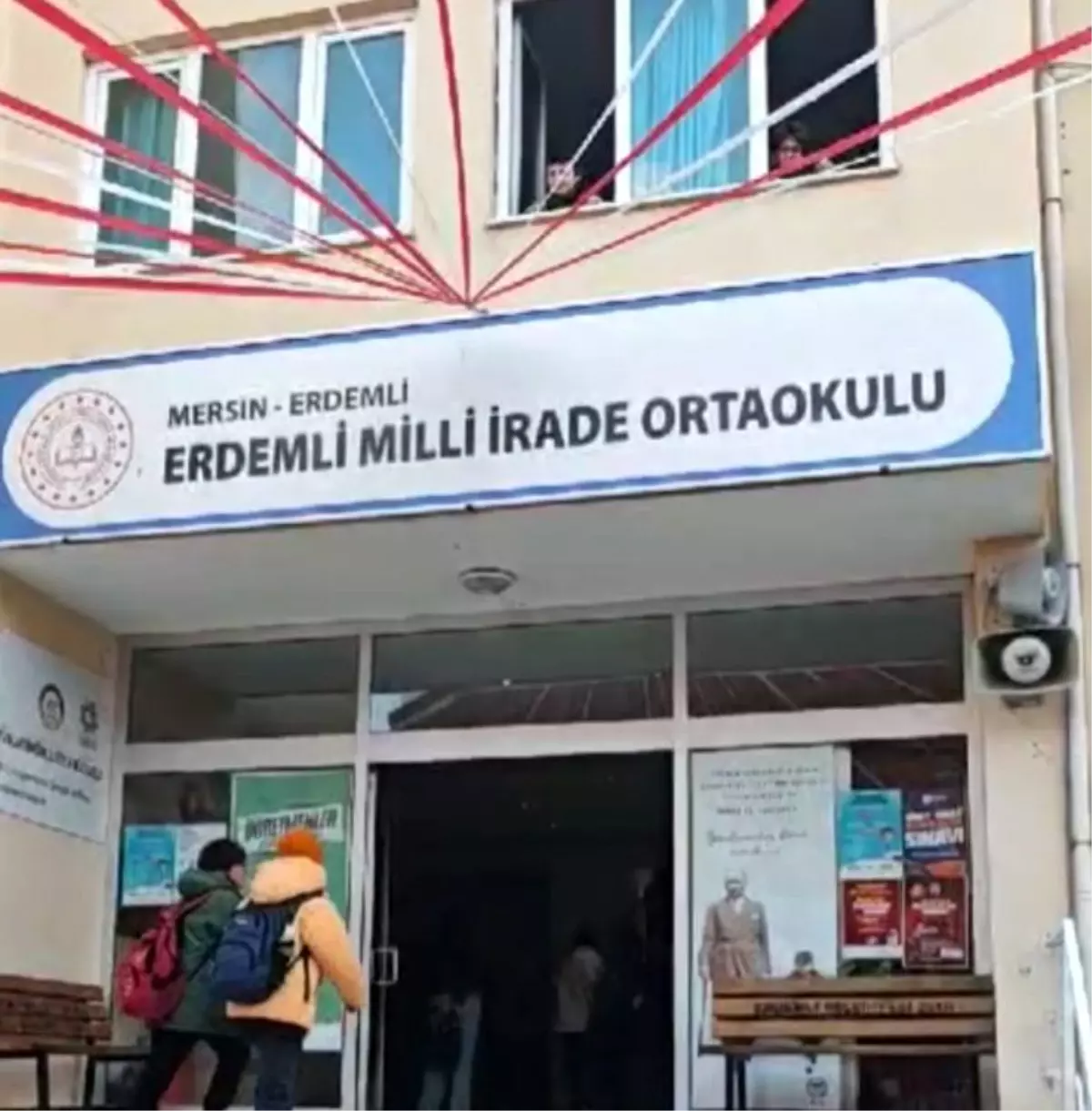 Mersin’de Öğrenciler Ferdi Tayfur’un Şarkısıyla Karşılandı