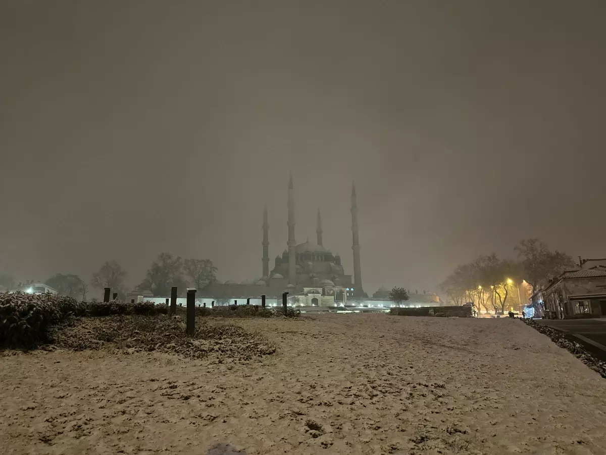 Edirne’de kar yağışı etkili oldu, tarihi mekanlar beyaza büründü