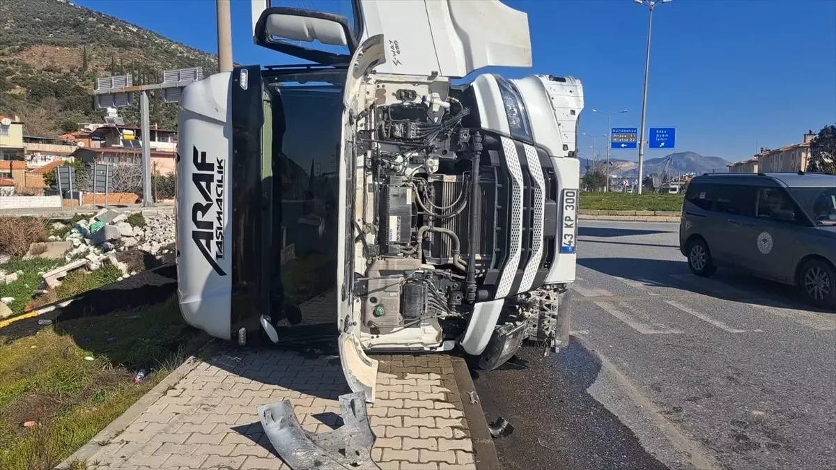Söke’de Tır Devrildi: Sürücü Yaralandı