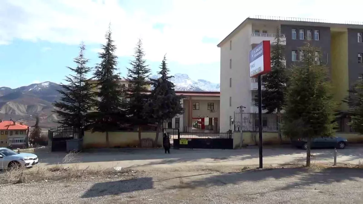 Tunceli’de Öğrenci Pencereden Atladı