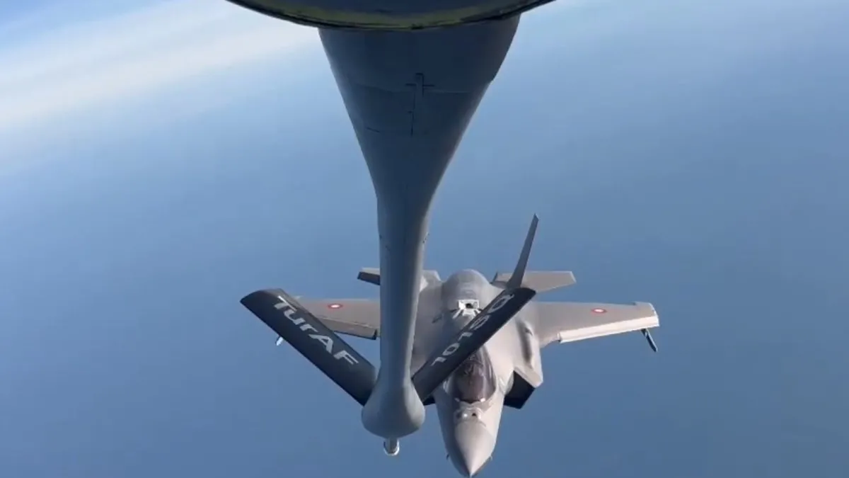 MSB paylaştı: KC-135R uçağı ilk defa F-35’e havada yakıt ikmali yaptı!