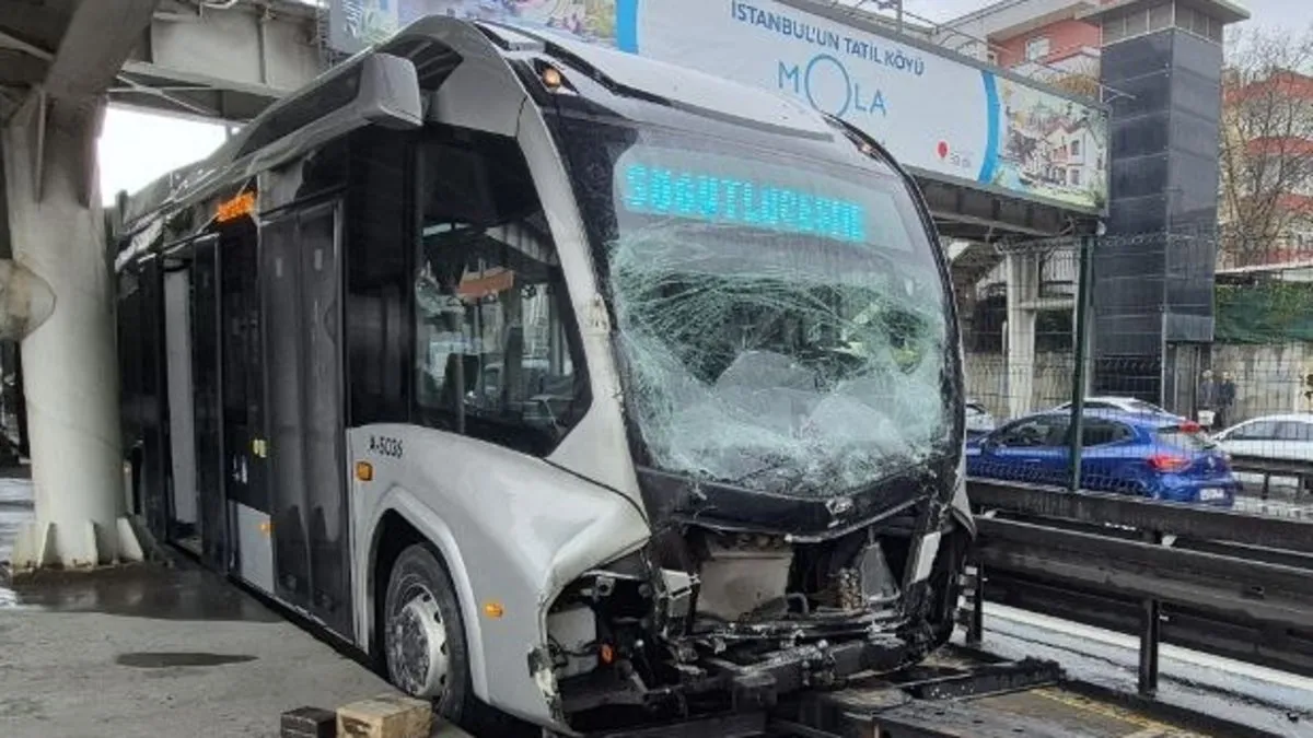 SON DAKİKA! Avcılar’da metrobüse başka bir metrobüs çarptı: 21 yaralı