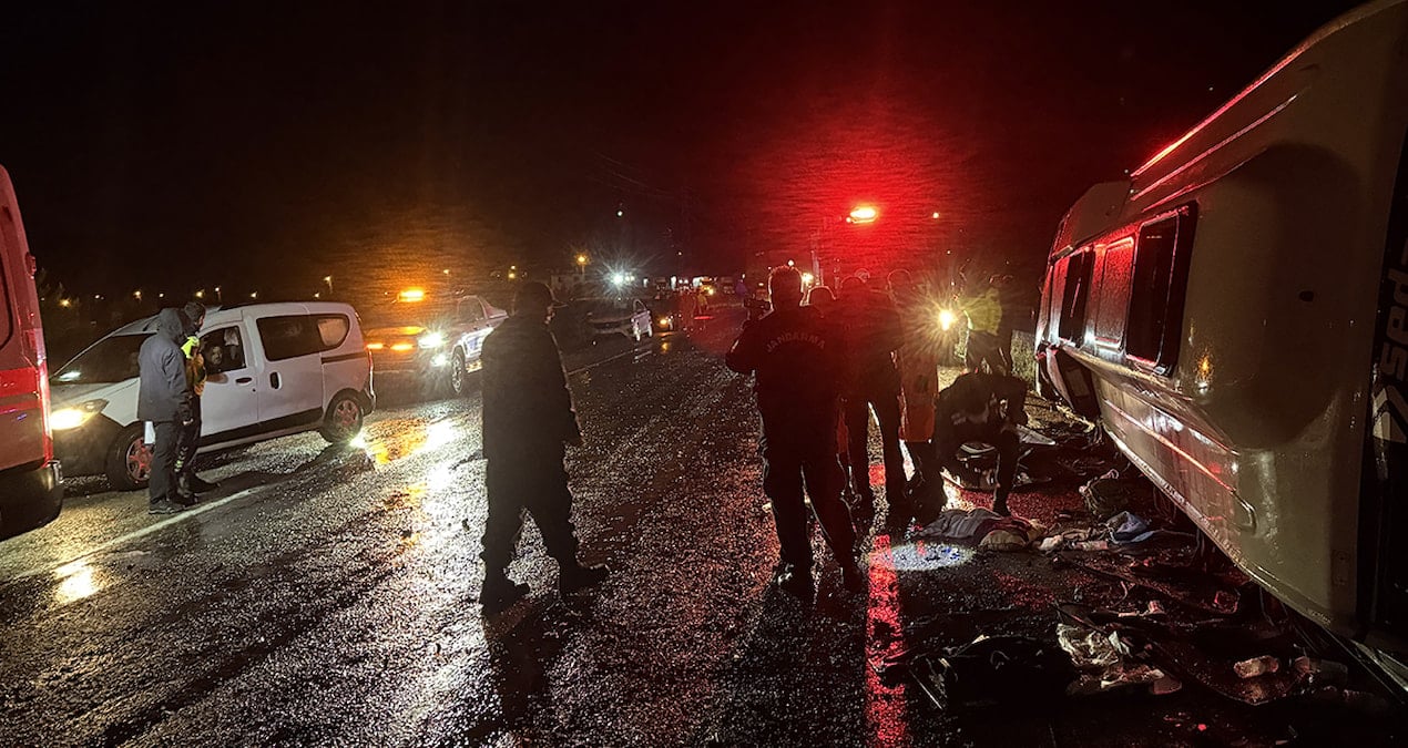 Minibüs devrildi: 1 kişi ölü, 22 kişi yaralandı